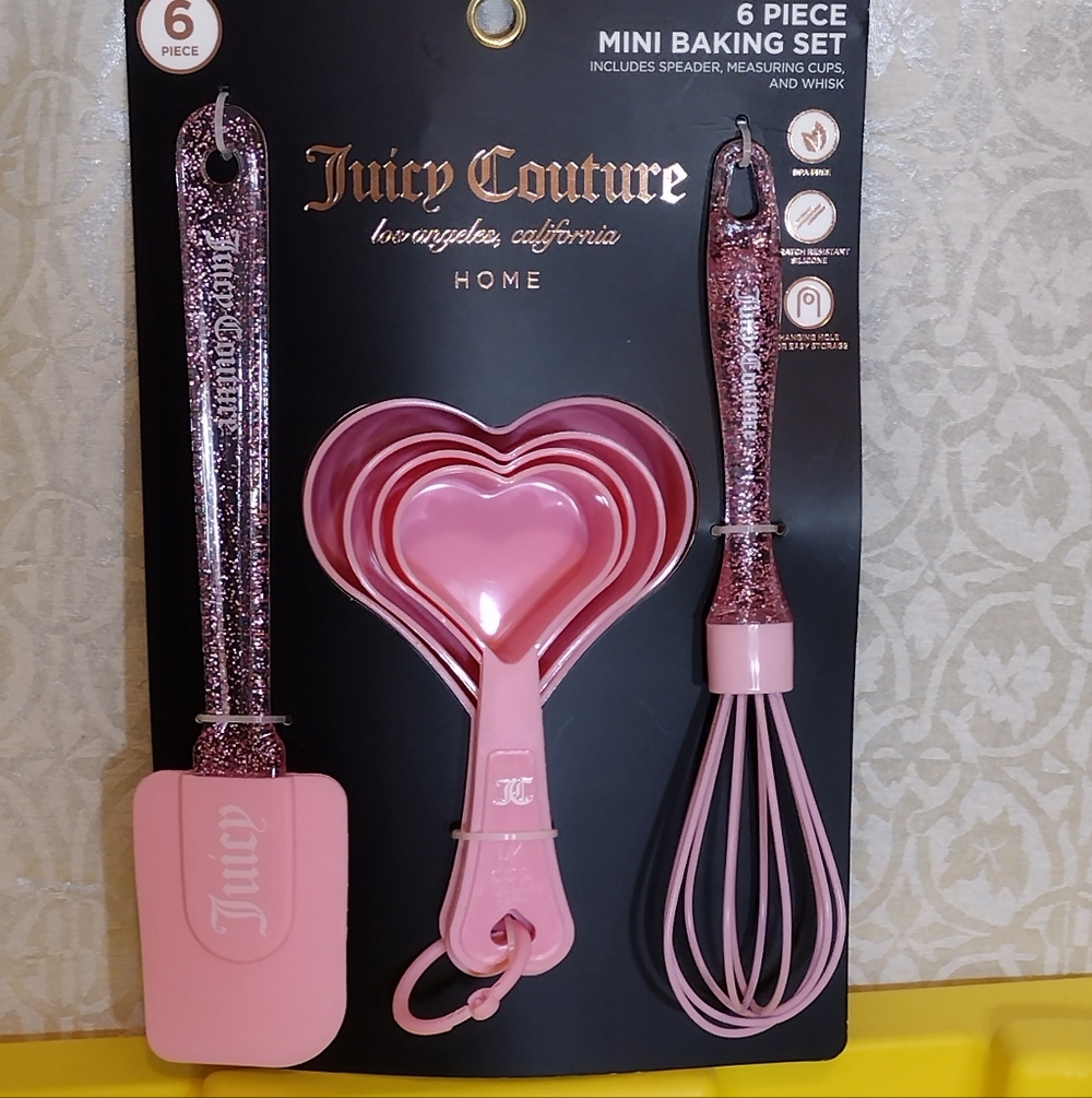 JUICY COUTURE 6 PIECE MINI BAKING SET  SPEADER MEASURING CUPS AND WHISK NEW